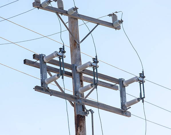 switch no-external-arc circuit interruption of overhead distribution feeders and outdoor distribution substations Alduti-Rupter Switches - Outdoor Distribution, no-external-arc circuit interruption, Alduti-Rupter Switches, Arc Compressor, controlled circuit interruption without external arc